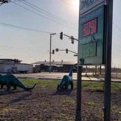 Sinclair Dino Mart - Yes, they have dinosaurs in their front yard.