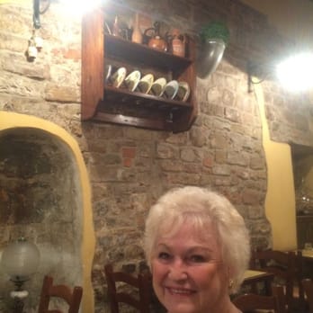 Osteria de' Peccatori - Beam ceiling and exposed brick inside is very quaint! - Pizza Near Me - Florence, FI