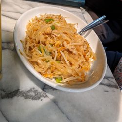 Papaya Tree - Classic pad thai with chicken