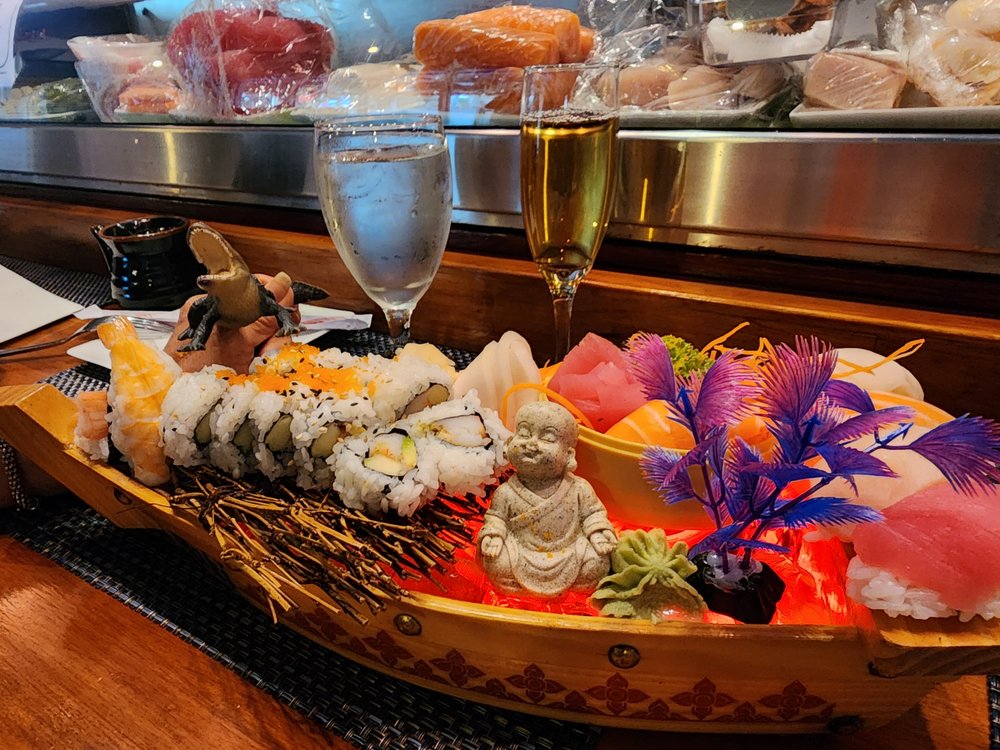 Maki Sushi and Thai Logo