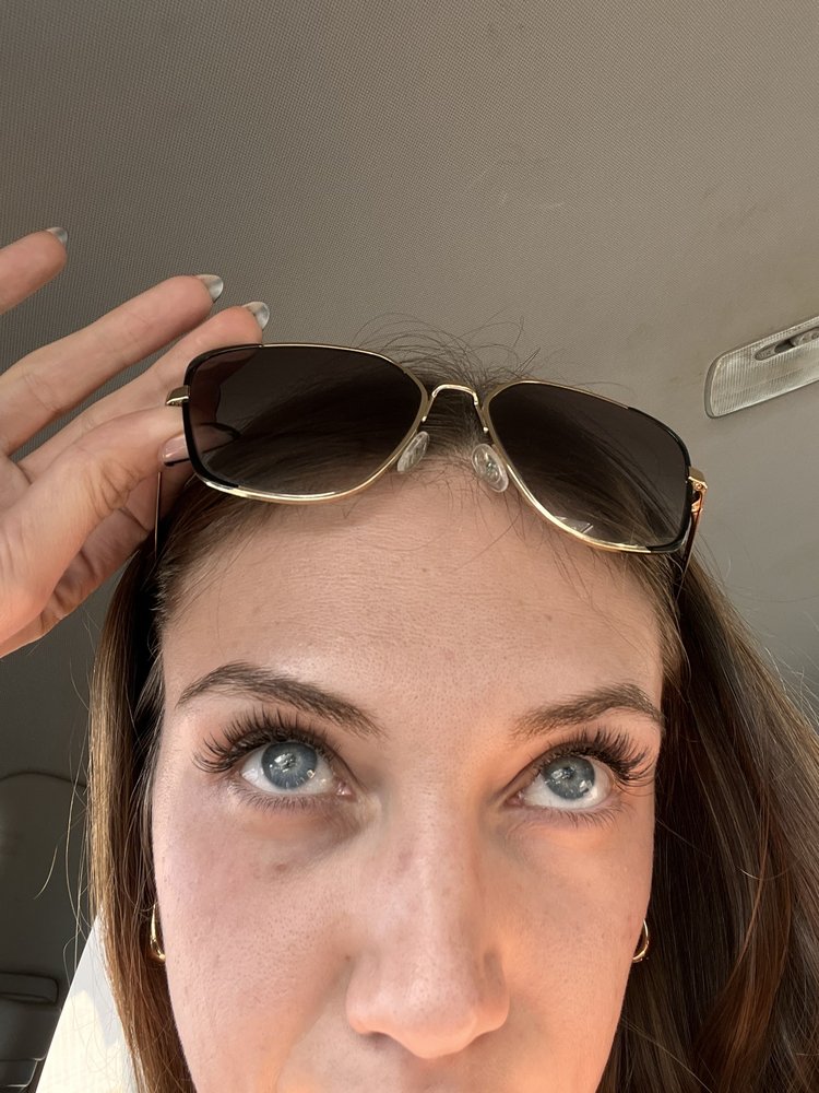 The Pretty Lash Lounge Logo