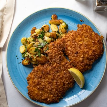Wiesenstein - Spezialität des Hauses: großes Knusperschnitzel - Beer Garden Near Me - Berlin, BE