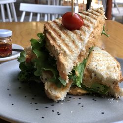 Verde Bendito - Veggie Hummus Sándwich