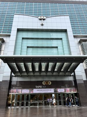 Taipei 101 by null
