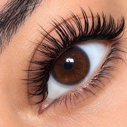 Hermosa Artistry - Hybrid set using open eye lash style longer lashes toward the center of the eyes to create a brighter, wider, and more youthful appearance.
