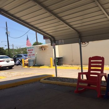 The Pits Hand Car Wash - Waiting area - Auto Detailing Near Me - Austin, Texas