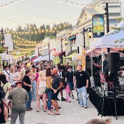 Grass Valley - Several street bands play for the crowd