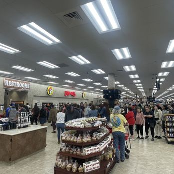 Buc-ee’s - This is a line FOR THE WOMEN'S RESTROOM!  12.27.23 - Gas Stations Near Me - Fort Valley, Georgia