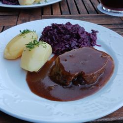 Bierseidel - Kleine Portion Hackbraten / Small portion of meat loaf with sides