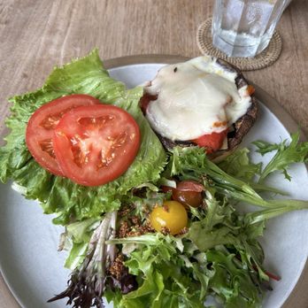 HoMA Cafe - Grilled portobello sandwich with salad - Sandwiches Near Me - Honolulu, Hawaii