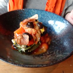 Schuberts Brasserie - Ratatouille Mille Feuille. Die schwarzen Kleckse sind die köstlichen fermentierten Knoblauchzehen.