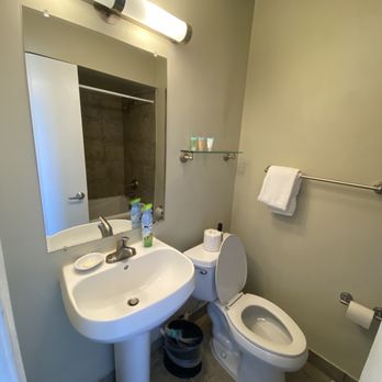Surfer Beach Hotel - small bathroom - San Diego, CA