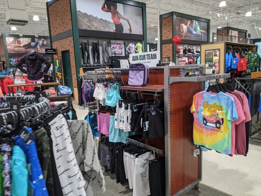 DICK'S Sporting Goods by null