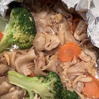 R Thai Cuisine - Pad see ew, No sauce....super dry and bland - Thai Near Me - Redlands, California R Thai Cuisine - Pad see ew, No sauce....super dry and bland - Thai Near Me - Redlands, California