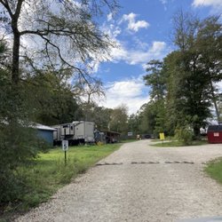 Grizzly Pines - Looking at the gate from street entrance