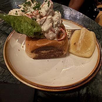Daisy Lounge - Mini Lobster Roll - Lounges Near Me - Austin, Texas