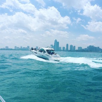 Lake Michigan - Racing a 37ft Carver and being dusted. (: - Beaches Near Me - Chicago, Illinois Lake Michigan - Racing a 37ft Carver and being dusted. (: - Beaches Near Me - Chicago, Illinois