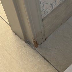 Holiday Inn Express Newberg - Wine Country - Damaged wall and filthy floor.