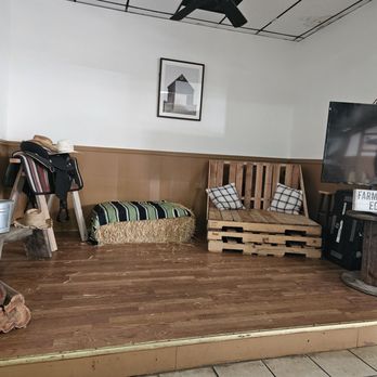 Countryside Cafe - Entertainment stage - Breakfast & Brunch Near Me - Keaau, Hawaii