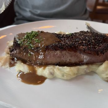 The Huntley Taverne - Steak au poivre medium rare - New American Near Me - Summit, New Jersey
