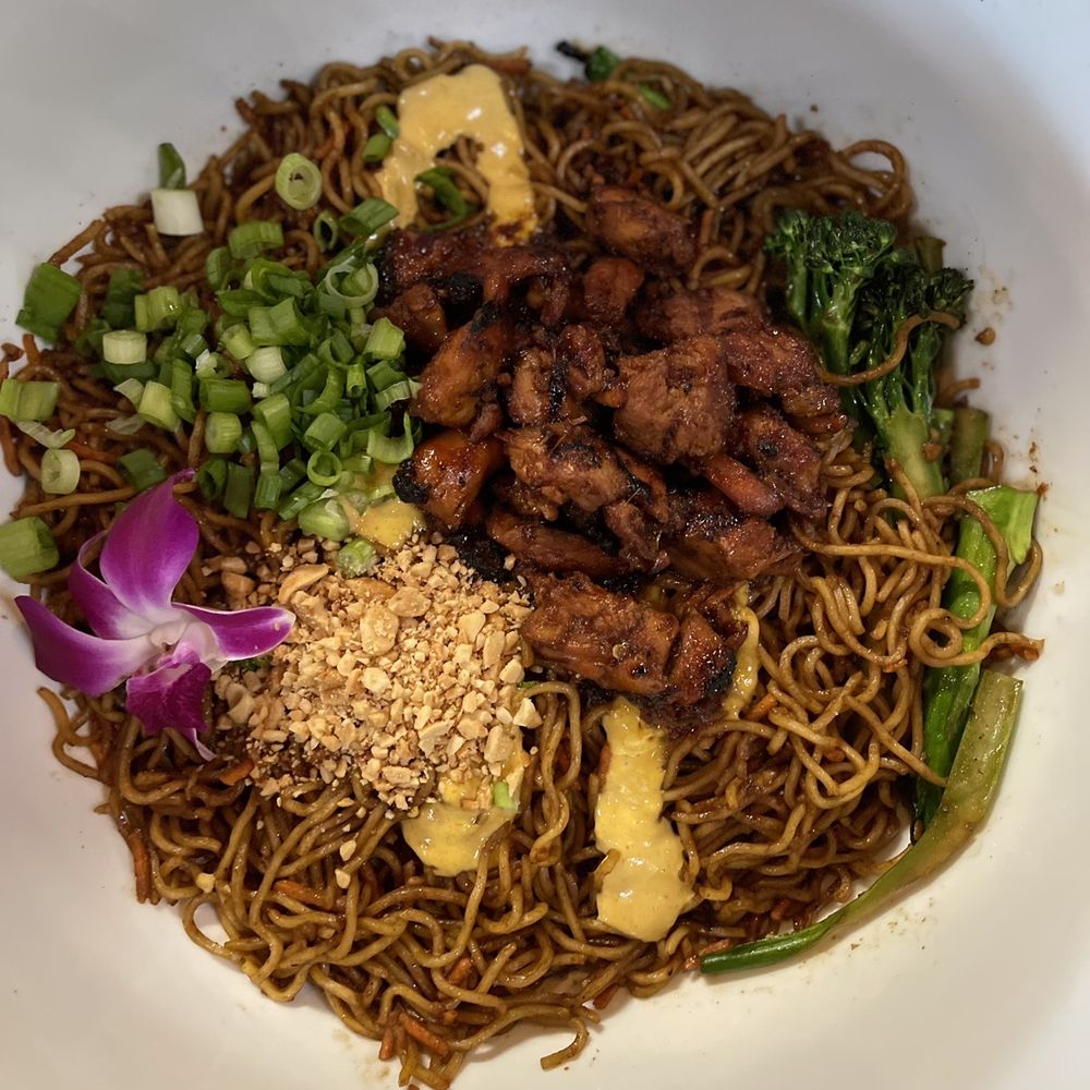 375 Social Kitchen - Garlic Lomein with Chicken - Asian Fusion Near Me - Universal City, Texas 375 Social Kitchen - Garlic Lomein with Chicken - Asian Fusion Near Me - Universal City, Texas