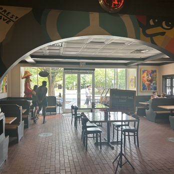 Mellow Mushroom Charlottesville - restaurant area - Pizza Near Me - Charlottesville, Virginia