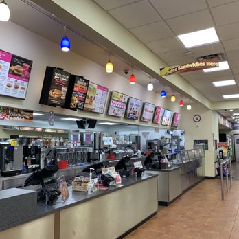 Braum's - the inside of a fast food restaurant - Ice Cream & Frozen Yogurt Near Me - Edmond, Oklahoma