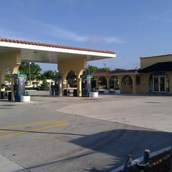 Valero - A look at this station from NW 20th Street