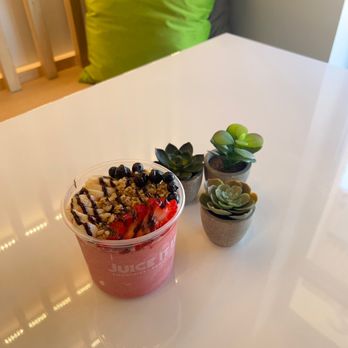 Juice It Up! - Strawberry Wave Bowl Toppings: Granola, Strawberry, Banana, Blueberries, Honey, & Chocolate - Juice Bars & Smoothies Near Me - Claremont, California