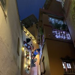 Callejón del Beso - The Infamous Balcony the Ana & Carlos shared their last kiss.
