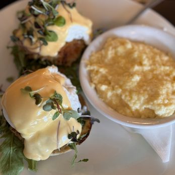 Le Sel Bistro - Crab eggs Benedict w/cheesy grits - Breakfast & Brunch Near Me - Tacoma, Washington Le Sel Bistro - Crab eggs Benedict w/cheesy grits - Breakfast & Brunch Near Me - Tacoma, Washington