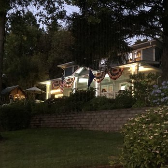 Terraluna B&B - Terraluna BnB at night - Bed & Breakfast Near Me - Roseburg, Oregon