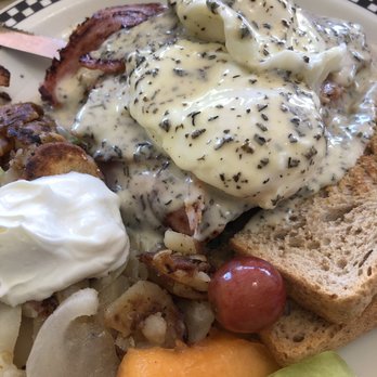 Hallie's Diner - Petaluma Eggs - American Near Me - Petaluma, California