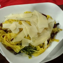 Renomé Restaurant Grill and Bar - Zbytečně velká porce (dle menu 400 g)  na úkor kvality. Průměrné tagliatele s houbami.