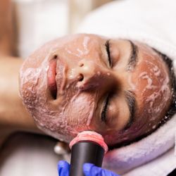 The Cecil’esthetics - Experience The Geneo Facial of the Future. An innovative Facial Treatment for all areas of the body that works on the inside & outside