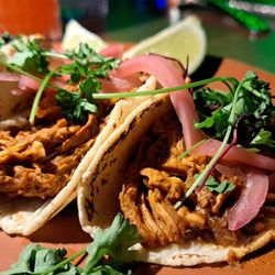 Tulum Modern Mexican - Tacos de pollo pibil