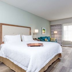 Hampton Inn & Suites Macon I-475 - Guest room