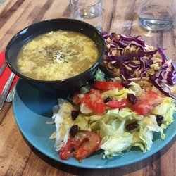 Lexington Café - Soupe du jour (poireaux / pommes de terre / comté) + tartine du jour (poulet / râpé de chou rouge / noix) avec salade = 8€
