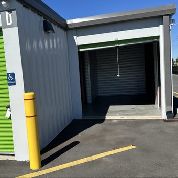 Extra Space Storage - HANDICAP STORAGE PROVIDES SPACE FOR EASY ENTRY TO UNIT. - Self Storage Near Me - Ruskin, Florida
