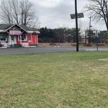 Cranberry Junction home made ice cream - Store front and seating. There's also seating across from the store when you walk out at a small park. - Ice Cream & Frozen Yogurt Near Me - Hackensack, New Jersey