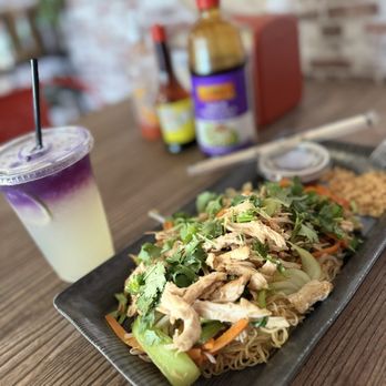 Yen's Kitchen - Stir Fried Egg Noodles Chicken - Vietnamese Near Me - Lake Worth, Florida