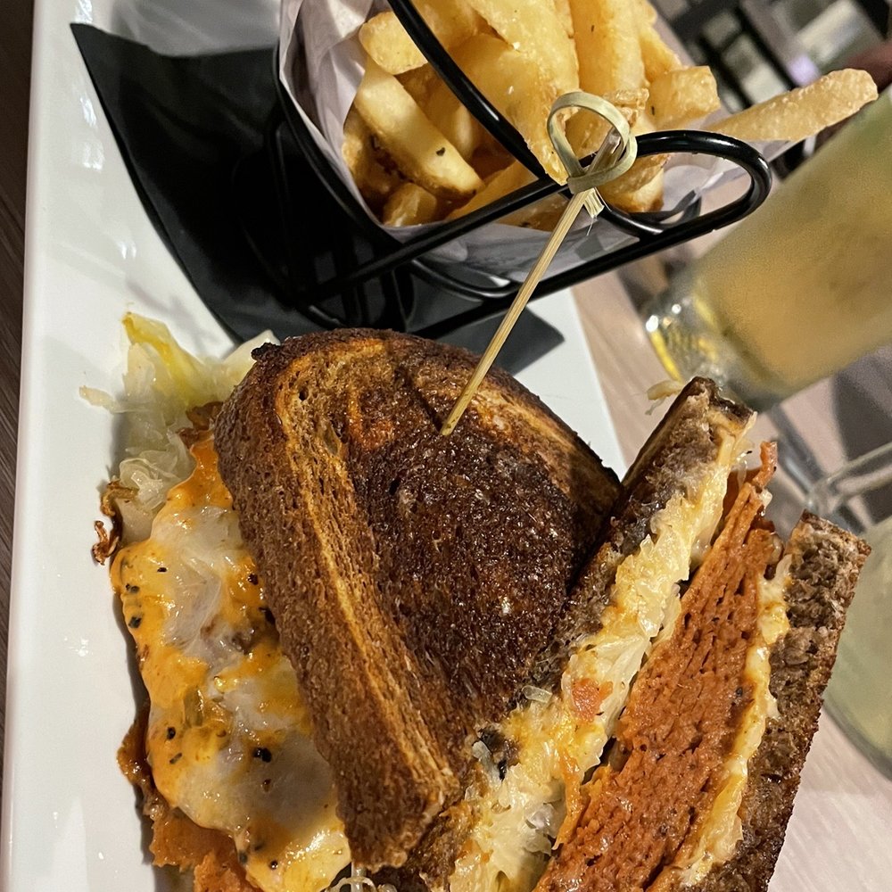 X Golf Hilton Head - Unreal Reuben & fries - Golf Near Me - Bluffton, South Carolina X Golf Hilton Head - Unreal Reuben & fries - Golf Near Me - Bluffton, South Carolina