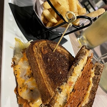 X Golf Hilton Head - Unreal Reuben & fries - Golf Near Me - Bluffton, South Carolina X Golf Hilton Head - Unreal Reuben & fries - Golf Near Me - Bluffton, South Carolina