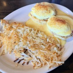 Zeppoz - Eggs Benedict with tomato instead of ham