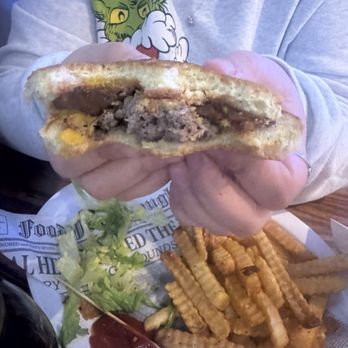 Uncle Bud’s - Burger to bun ratio - Burgers Near Me - Oak Lawn, Illinois