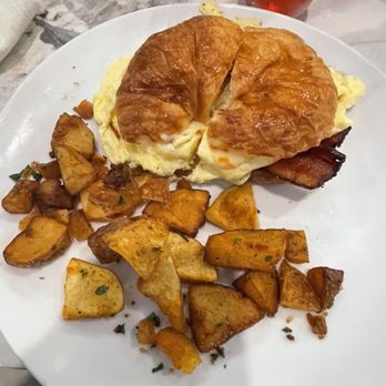 L’Amitié Bistro - Breakfast & Brunch Near Me - Denton, Texas