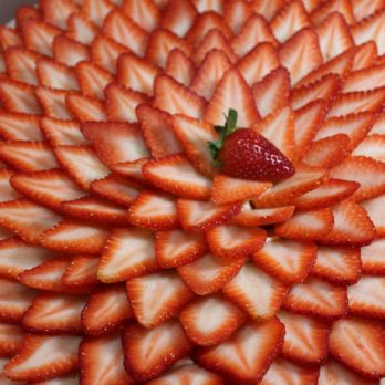 Moi Homemade Bakery - strawberries arranged in a flower - Sandwiches Near Me - Miami, Florida