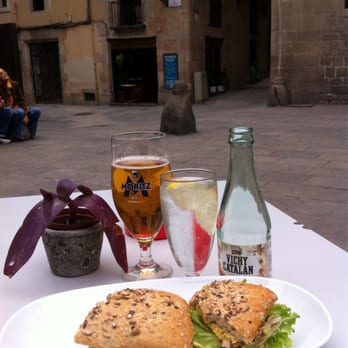 L'Antiquari - Enjoying sandwiches and drinks from L'Anticuari's outside tables at the Placa del Rei. - Bars Near Me - Barcelona, B