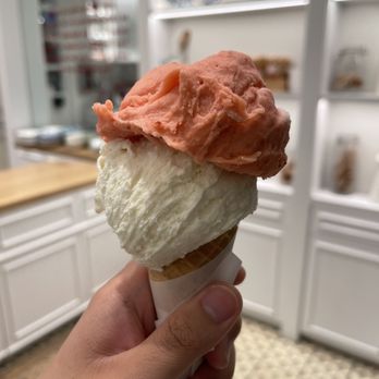 Bacio di Latte - Strawberry sorbet and vanilla - Ice Cream & Frozen Yogurt Near Me - Los Angeles, California
