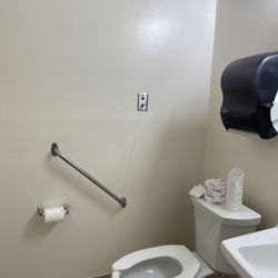 Alamitos West Health & Rehabilitation - Private bathroom